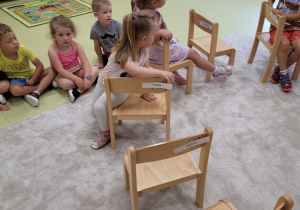 Dzieci odszukują swoje krzesła szukając swojego imienia