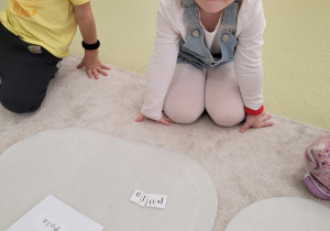 Dzieci układają swoje imię z literek
