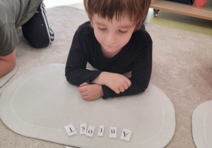 Dzieci układają swoje imię z literek