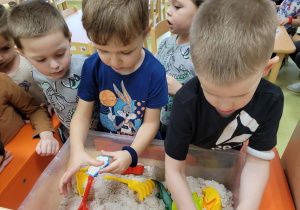 Dzieci bawią się piaskiem kinetycznym