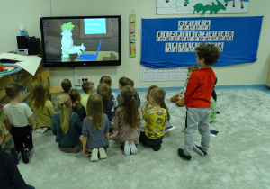 dzieci oglądają bajkę