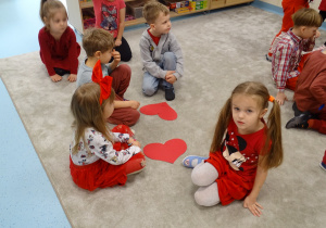 Dzieci szukają połówek serc