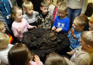 Dzieci oglądają bryłę węgla.