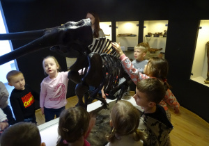 Dzieci oglądają szkielet mamuta.