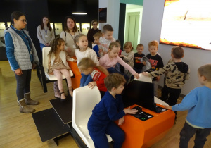 Dzieci oglądają urządzenie.