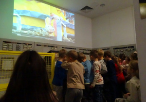 Dzieci oglądają bajkę o historii kopalni.