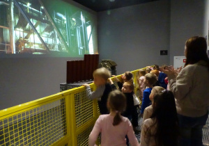 Dzieci oglądają film o kopalni.