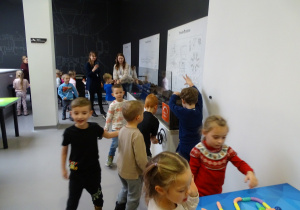 Dzieci bawią się w muzeum.
