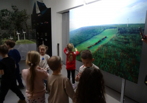 Dzieci oglądają zdjęcie przez okulary 3D.