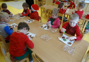 Dzieci ozdabiają swoje pierniczki.