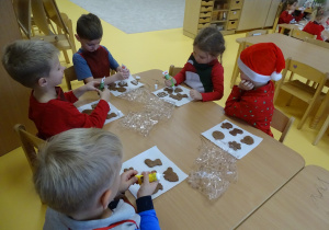 Dzieci ozdabiają swoje pierniczki.