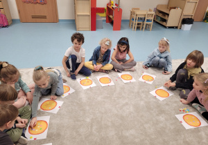 Dzieci i ich papierowe pizze