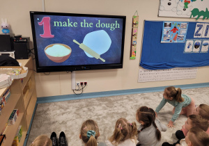 Dzieci oglądają film jak wykonać pizzę