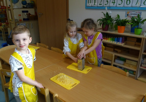 dzieci trą ser żółty