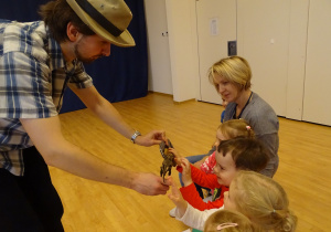 12 Dzieci dotykają szkieletu dinozaura