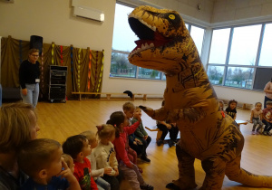15 Postać dinozaura żegna się z dziećmi