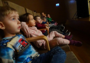 01 Dzieci siedzą w kinie