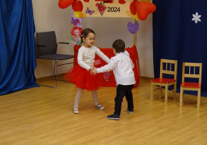 13 Dzieci tańczą w parze