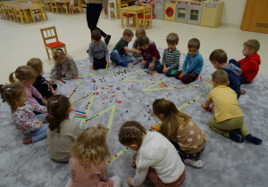 03 Dzieci układają na choince materiały sensoryczne
