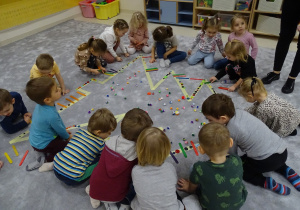 05 Dzieci układają kolorowe patyczki