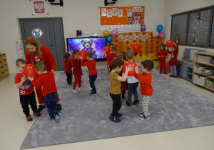 02 Dzieci tańczą z balonami
