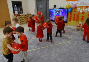 03 Dzieci tańczą w parach z balonami
