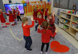 09 Dzieci tańczą przy muzyce wokół serc