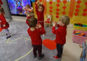 10 Dzieci tańczą wokół serc i robią serce z dłoni