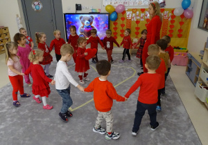 18 Dzieci tańczą w kole wokół dziewczynki