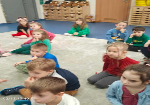 Dzieci oglądają film edukacyjny "Sieciaki"
