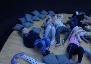 dzieci leżą na podłodze