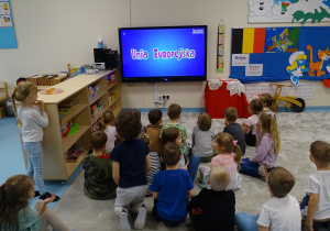 dzieci oglądają bajkę o Unii Europejskiej