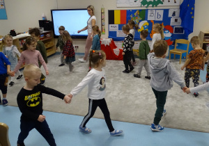 dzieci tańczą belgijkę