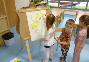 dzieci malują Smerfa farbami