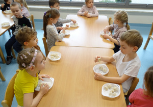 dzieci jedzą pralinki