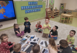 Dzieci oglądają ilustracje dawnych i współczesnych komputerów