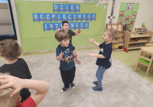 Dzieci tańczą taniec robotów