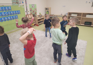 Dzieci tańczą taniec robotów