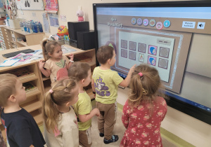 Dzieci grają w memory na tablecie