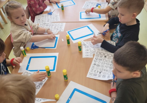 Dzieci wykonują tablety z papieru