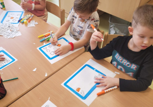 Dzieci wykonują tablety z papieru