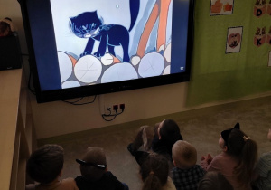 Dzieci oglądają bajkę o kotkach