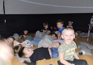 Dzieci wewnątrz kopuły