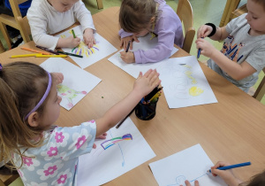 Dzieci rysują ufoludki i rakiety