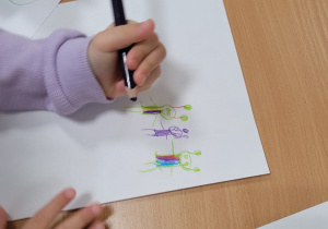 Dzieci rysują ufoludki i rakiety