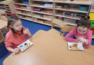 Dziewczynki jedzą sałatkę