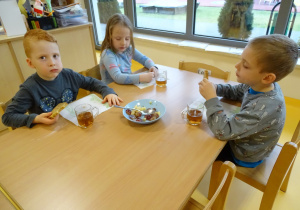 Dzieci próbują ciasta.