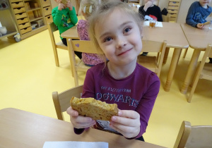 Dziewczynka je ciasto.