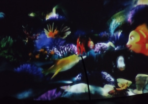 Podwodny świat wyświetlany na projektorze.