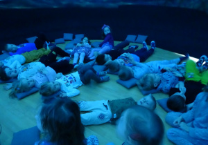 Dzieci oglądające podwodny świat.